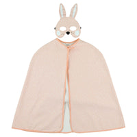 Laat je fantasie de vrije loop met de Trixie Mrs. Rabbit cape en masker! Deze betoverende verkleedset transformeert jou in een lief konijntje, compleet met een speels staartje. VanZus.