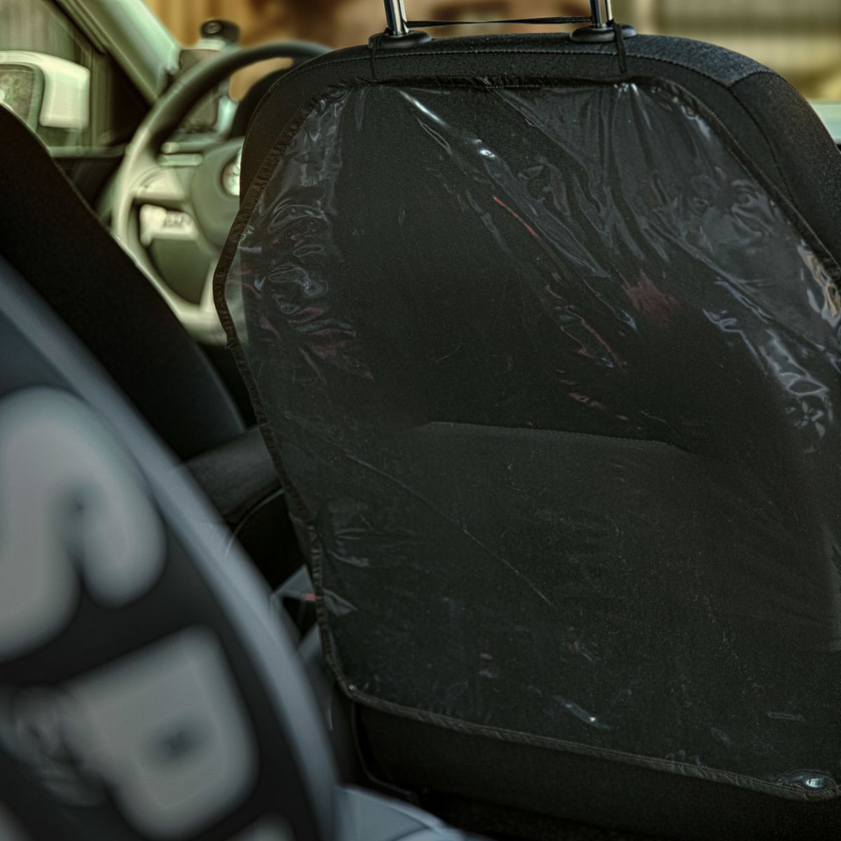 Laten we eerlijk zijn: kinderen die op de achterbank van de auto iets aan het eten of drinken zijn of bijvoorbeeld druk in de weer zijn met stiften en een kleurboek, kunnen vlekken maken op de autostoelen! VanZus