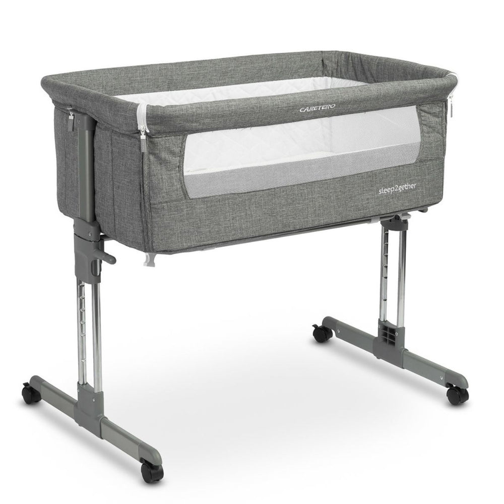 Heerlijk slapen doet je kleintje in dit sleep2gether ledikant graphite van het merk Caretero. Deze ledikant is speciaal ontworpen voor co-sleeping, maar kan in een handomdraai worden omgetoverd naar een stand-alone wieg. Ideaal! VanZus