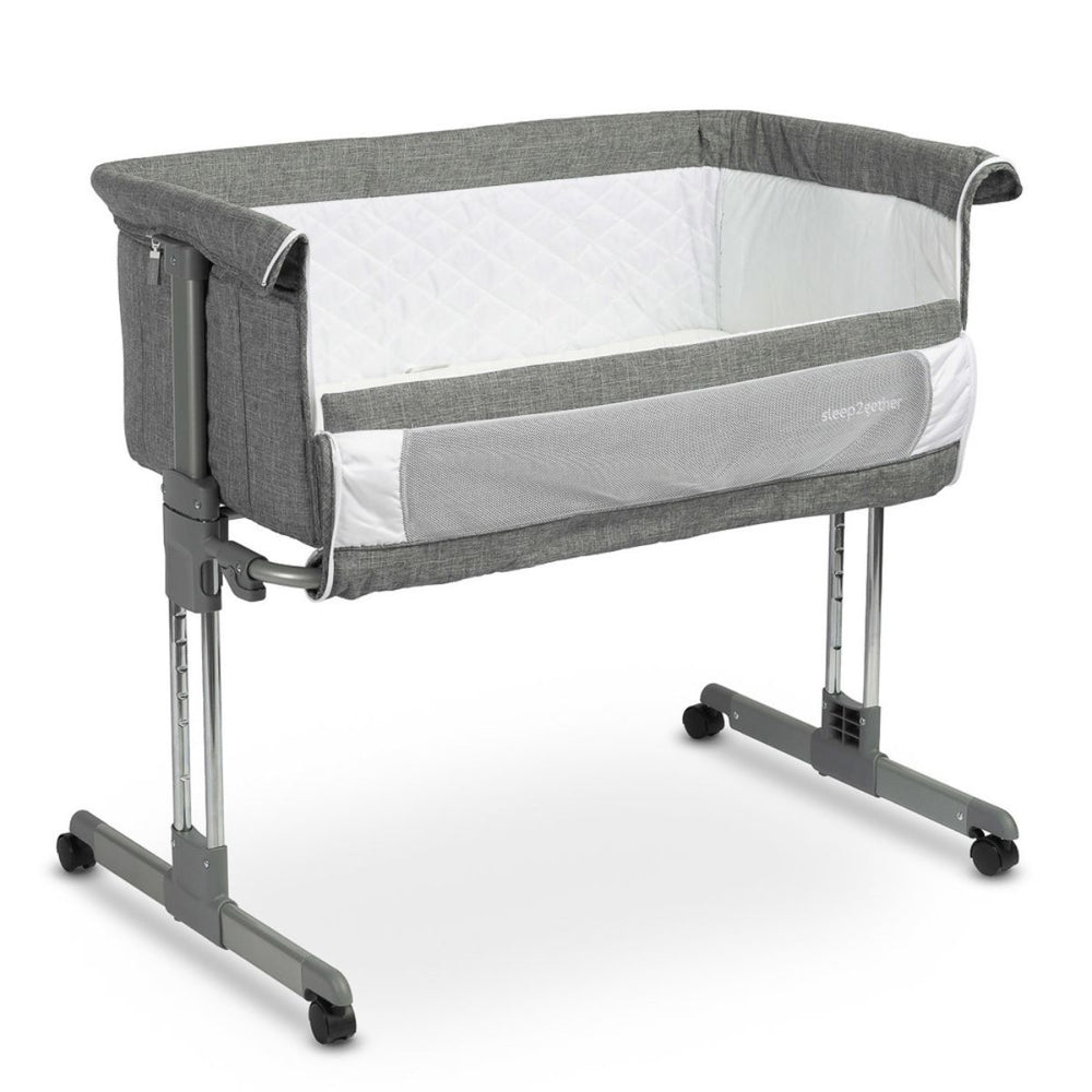 Heerlijk slapen doet je kleintje in dit sleep2gether ledikant graphite van het merk Caretero. Deze ledikant is speciaal ontworpen voor co-sleeping, maar kan in een handomdraai worden omgetoverd naar een stand-alone wieg. Ideaal! VanZus