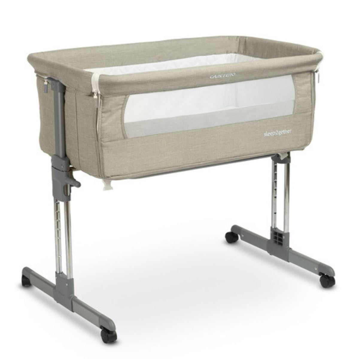 Heerlijk slapen doet je kleintje in dit sleep2gether ledikant grey van het merk Caretero. Deze ledikant is speciaal ontworpen voor co-sleeping, maar kan in een handomdraai worden omgetoverd naar een stand-alone wieg. Ideaal! VanZus