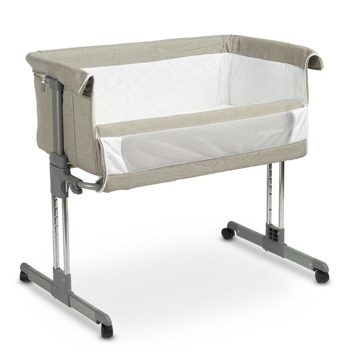 Heerlijk slapen doet je kleintje in dit sleep2gether ledikant grey van het merk Caretero. Deze ledikant is speciaal ontworpen voor co-sleeping, maar kan in een handomdraai worden omgetoverd naar een stand-alone wieg. Ideaal! VanZus