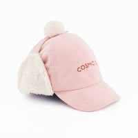 Houd het koppie van je kindje lekker warm in de winter met deze te leuke cap Chapka cosmic girl van het merk Chamaye. Deze prachtige pet heeft een roze corduroy stof en heeft een heerlijke zachte stof aan de binnenkant, gemaakt van imitatiebont. VanZus