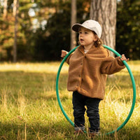 Deze toffe sunshine cap in het grijs van het Franse merk Chamaye maakt de look van je kleintje helemaal af! De pet is gemaakt van stevig materiaal en ziet er super stoer uit! VanZus