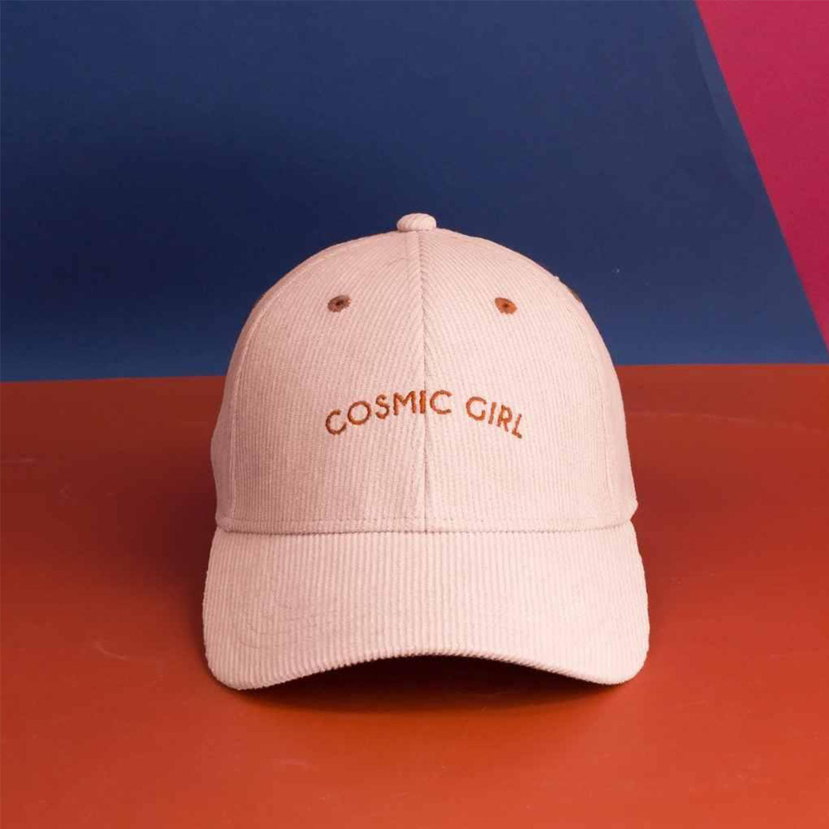 Houd het koppie van je kindje beschermd tegen de zon met deze te leuke cap velours cosmic girl van het merk Chamaye. Deze pet is ideaal voor wanneer het buiten zonnig is of wanneer je dochter een bad hair day heeft. VanZus