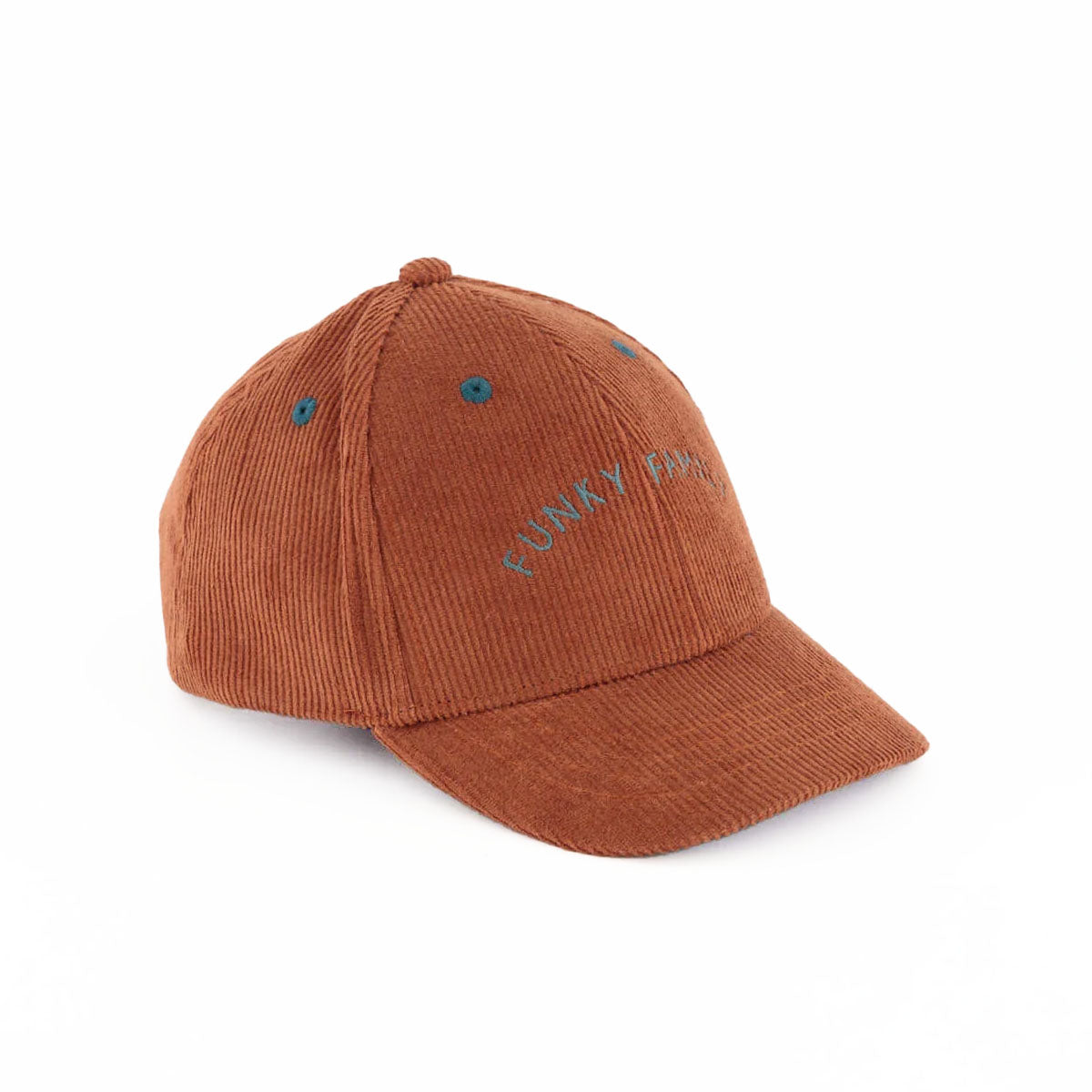 Houd het koppie van je kindje beschermd tegen de zon met deze te leuke cap velours funky family in de kleur caramel van het merk Chamaye. Deze pet is ideaal voor wanneer het zonnig is in het land of wanneer je kindje een bad hair day heeft. VanZus