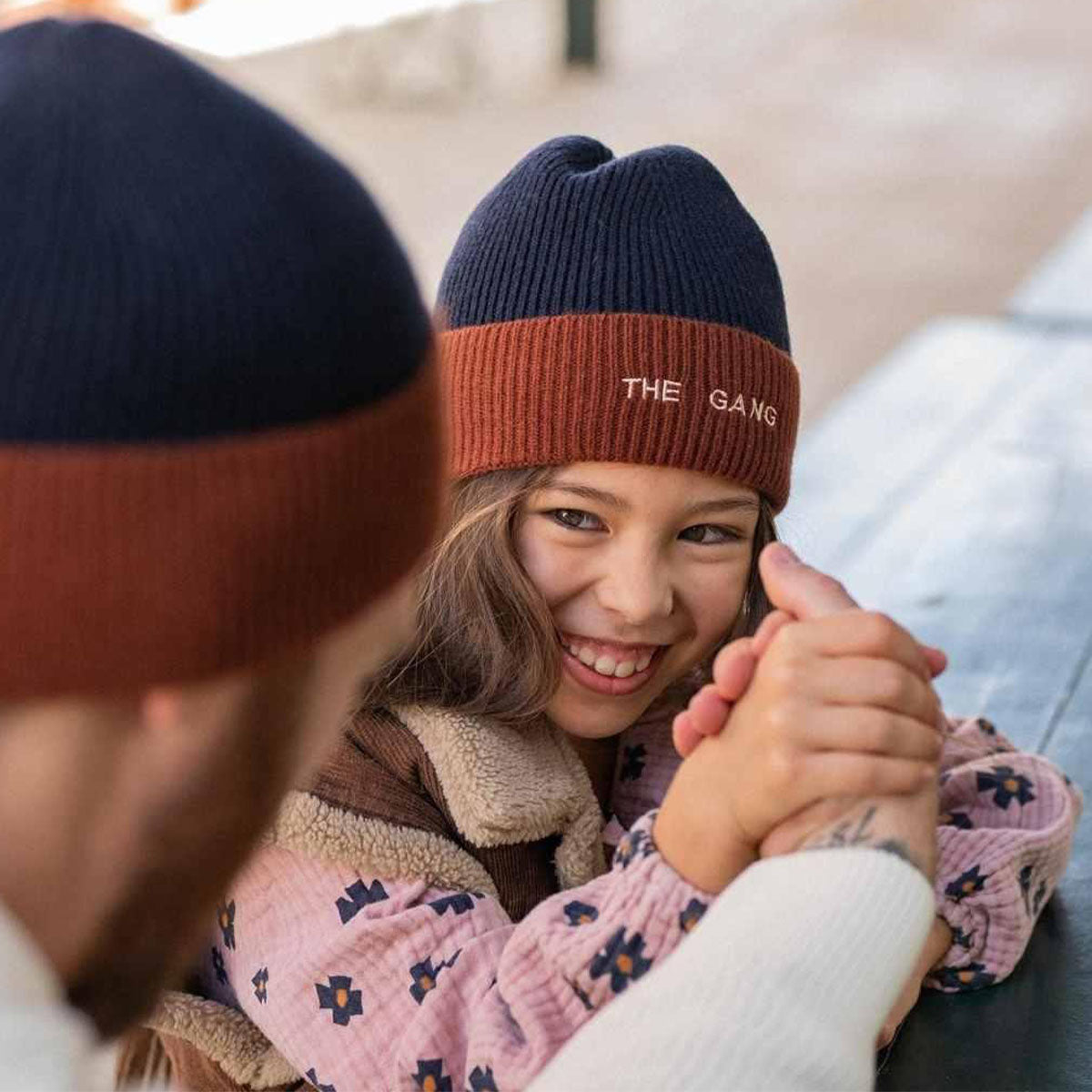 Houd het koppie van je kindje lekker warm in de winter met deze te leuke the gang chocolate muts van het merk Chamaye. Deze prachtige muts heeft een mooie blauw met oranje kleur, zit comfortabel en voelt heerlijk zacht aan. VanZus