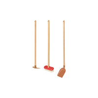 Een tuinproject waar je hulp bij kan gebruiken? Jouw kindje staat te trappelen om te helpen met deze tuinierset claus tuscany rose van Liewood. De set: een hark, schop en bezem. Elke klus is samen zo geklaard! VanZus