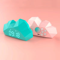 Stijlvol en functioneel: de MOB mini cloudy wekker in turquoise. Strakke, eigentijdse uitstraling met een helder LCD-scherm. Compact en lichtgewicht, ideaal voor elk nachtkastje of vakantie. Ook in rose. VanZus