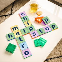 Leer het alfabet, je naam schrijven of speel scrabble met kleine letters van Coblo. Magnetische lettertoppers die perfect passen op Coblo stenen. Educatief en vermakelijk speelgoed! VanZus