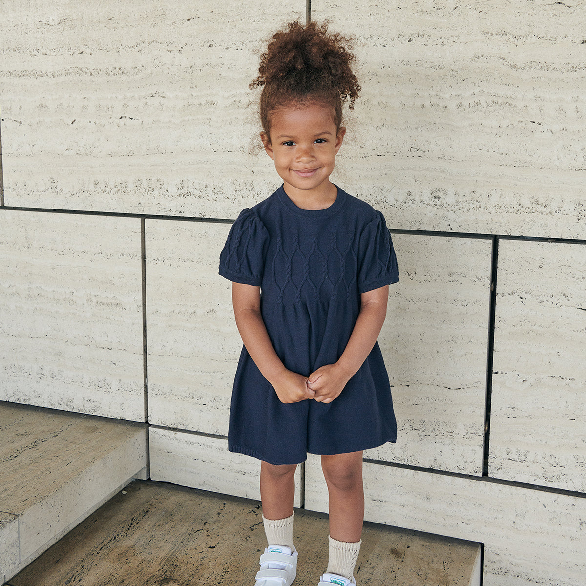 Wat een plaatje is de pointelle gebreide jurk met kabel van Copenhagen Colors. In een mooi kabelpatroon gebreid en in een diepe kleur navy.  Door het mooie kabelpatroon van deze jurk heeft de jurk meer textuur en een prachtig design. De achterkant sluit eenvoudig en praktisch met 3 knoopjes. VanZus