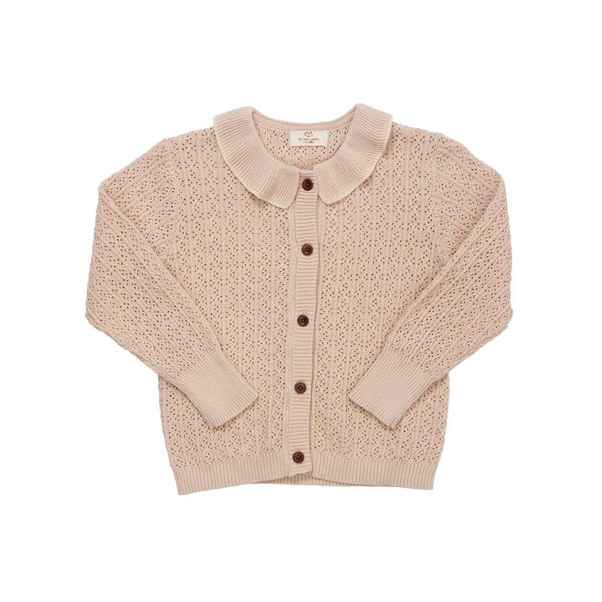 Cuteness overload met het gebreide kabelvest pointelle in sand/cream van Copenhagen Colors. Gebreide stof in de kleur zand, luxe design, golvend romantisch kraagje. In maten 80 t/m 128. Ook in dusty rose/red. VanZus