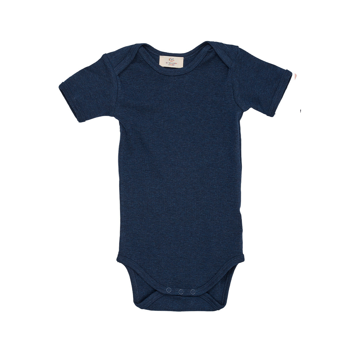 De romper met korte mouw in navy melange van Copenhagen Colors is een fijne basic voor jouw mini. Zachte stof, blauwe kleur met handige drukknoopjes. Maten 50 t/m 80. Kleuren navy melange en old rose melange. VanZus