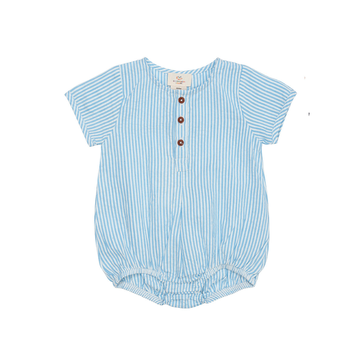 Ee blikvanger: de seersucker romper in sky blue/cream stripe van Copenhagen Colors. Zachte stof, blauwe kleur, witte strepen, korte mouwen en knoopjes bij de hals. Maten 50 t/m 92. Ook in dusty rose stripe. VanZus