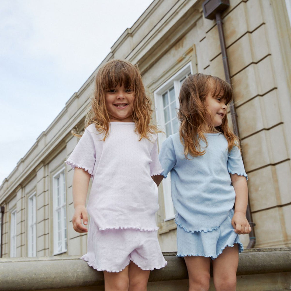 Het Copenhagen Colors knit pointelle shirt in de kleur lavender is een prachtige toevoeging aan de kledingkast van je kindje. Dit shirtje is gemaakt van biologisch katoen. VanZus.