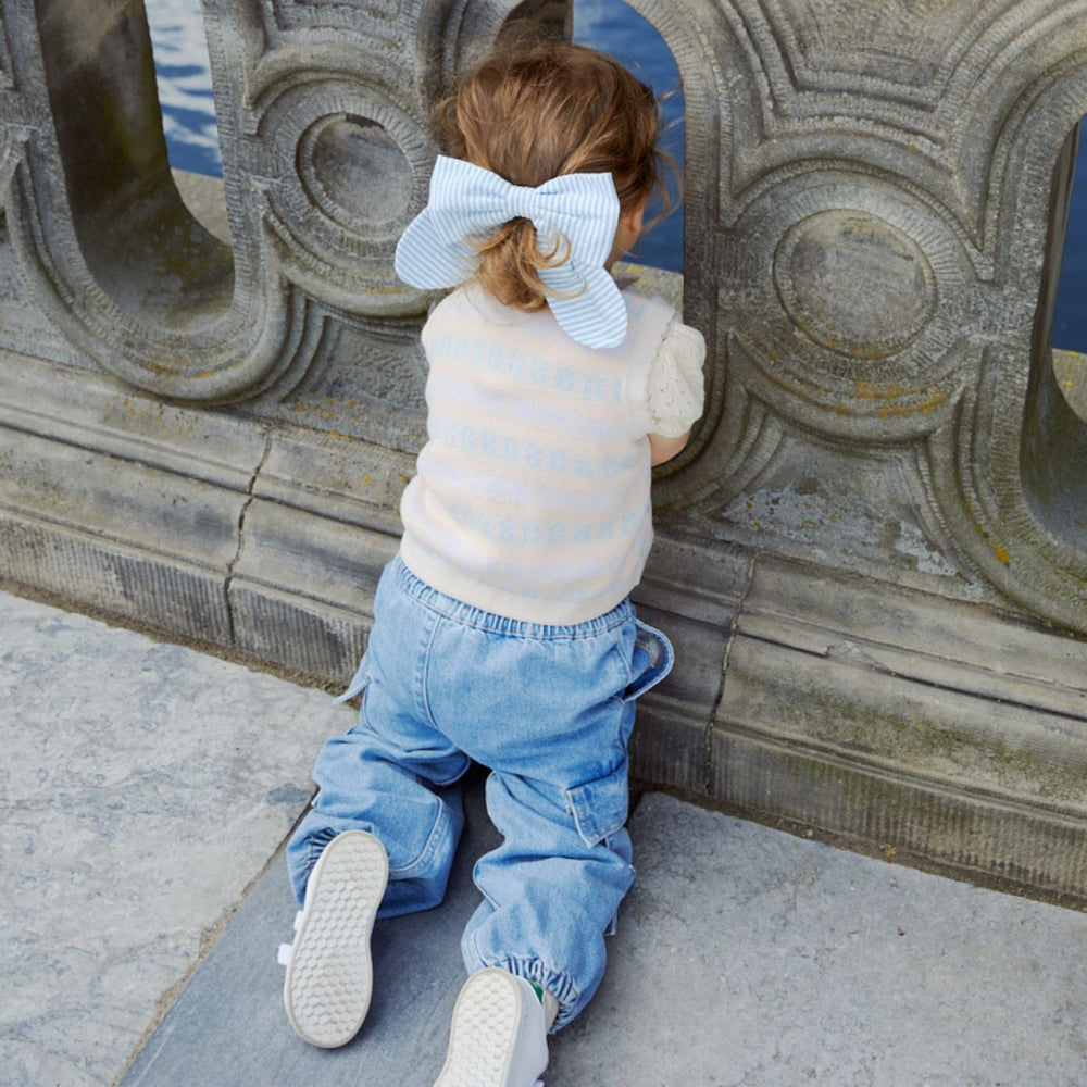 De Copenhagen Colors 3-pack seersucker haaraccessoires in de kleur sky blue cream stripe maken de outfit van je kindje helemaal af! Deze mooie set bestaat uit een grote en kleine strik en een haarelastiek. VanZus.