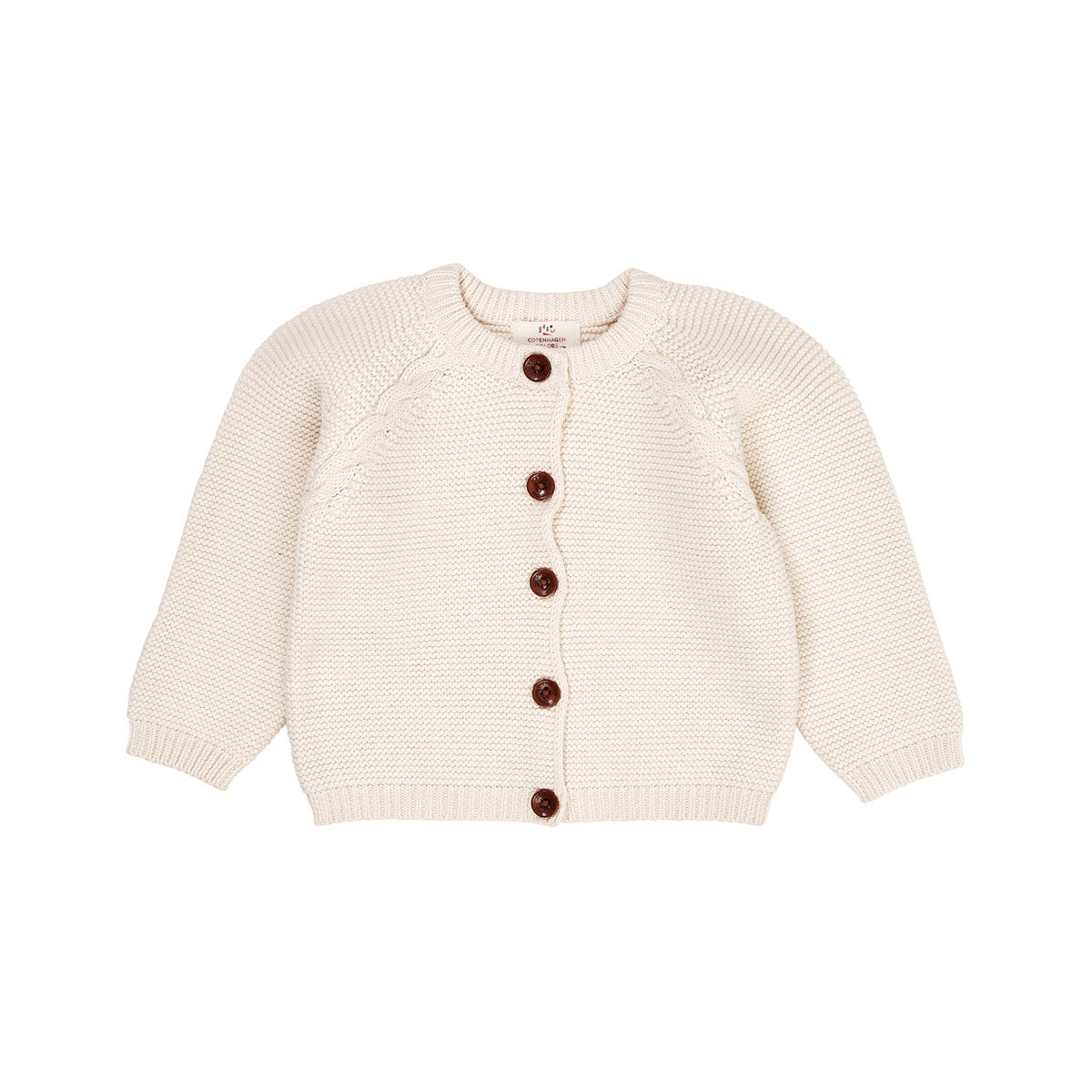 Houd je kindje lekker warm met dit classic baby katoen kabelgebreid vestje in cream van het merk Copenhagen Colors. Dit prachtige vestje is gemaakt van 100% katoen. Je voelt dat het vestje gemaakt is van hoge kwaliteit materialen. VanZus