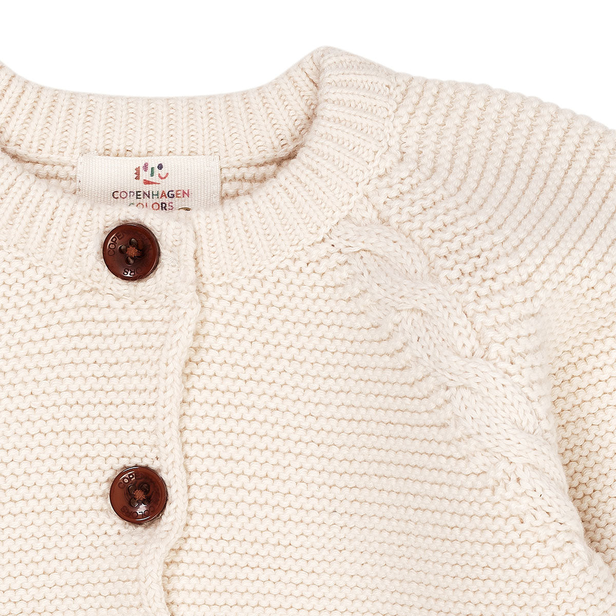 Houd je kindje lekker warm met dit classic baby katoen kabelgebreid vestje in cream van het merk Copenhagen Colors. Dit prachtige vestje is gemaakt van 100% katoen. Je voelt dat het vestje gemaakt is van hoge kwaliteit materialen. VanZus