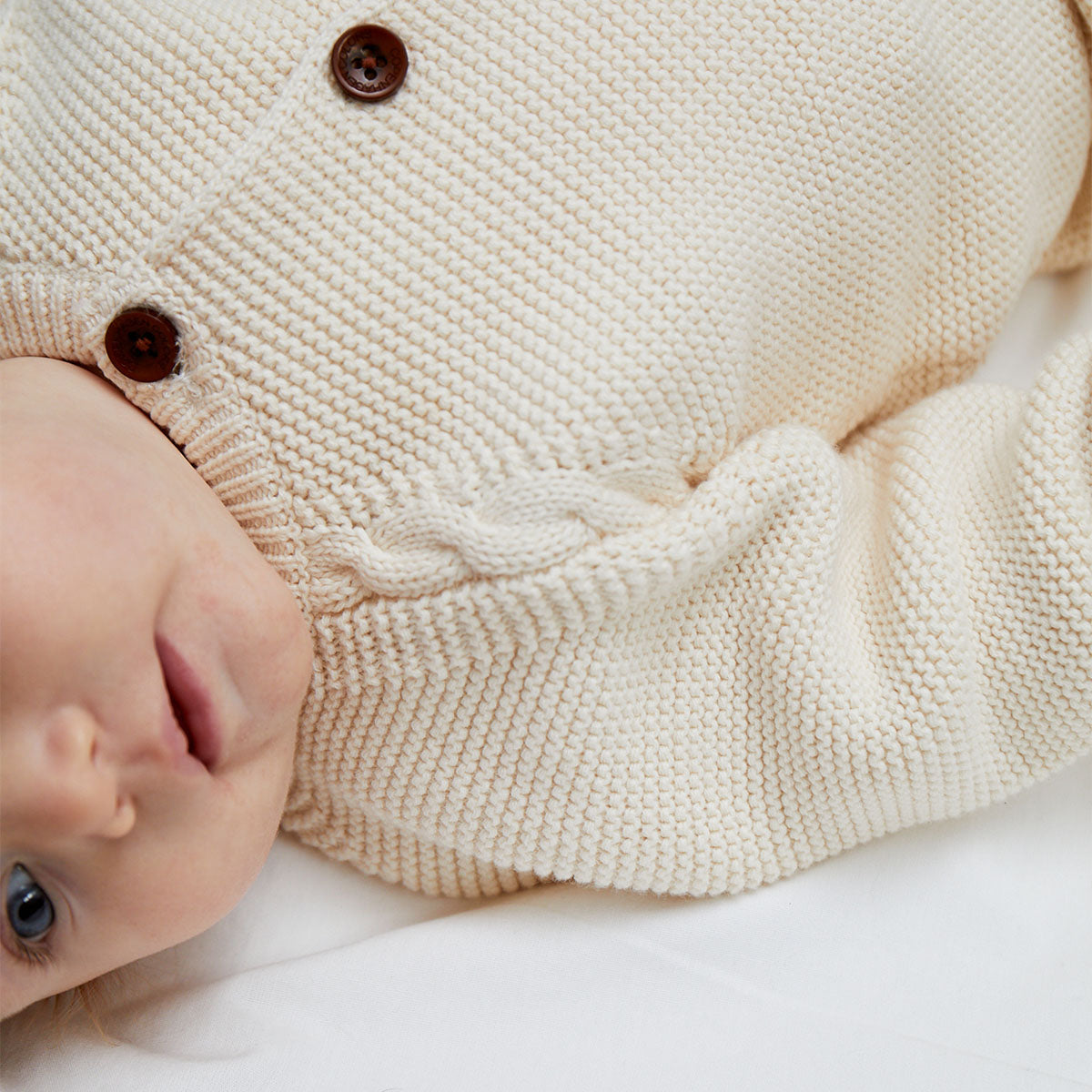 Houd je kindje lekker warm met dit classic baby katoen kabelgebreid vestje in cream van het merk Copenhagen Colors. Dit prachtige vestje is gemaakt van 100% katoen. Je voelt dat het vestje gemaakt is van hoge kwaliteit materialen. VanZus