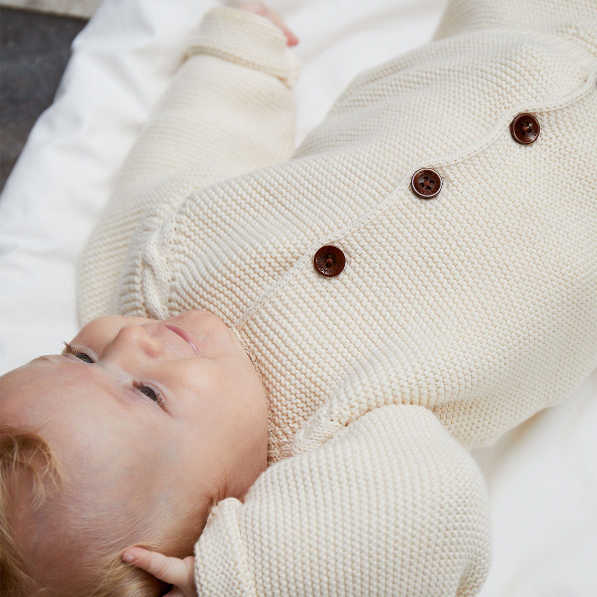 Houd je kindje lekker warm met dit classic baby katoen kabelgebreid vestje in cream van het merk Copenhagen Colors. Dit prachtige vestje is gemaakt van 100% katoen. Je voelt dat het vestje gemaakt is van hoge kwaliteit materialen. VanZus