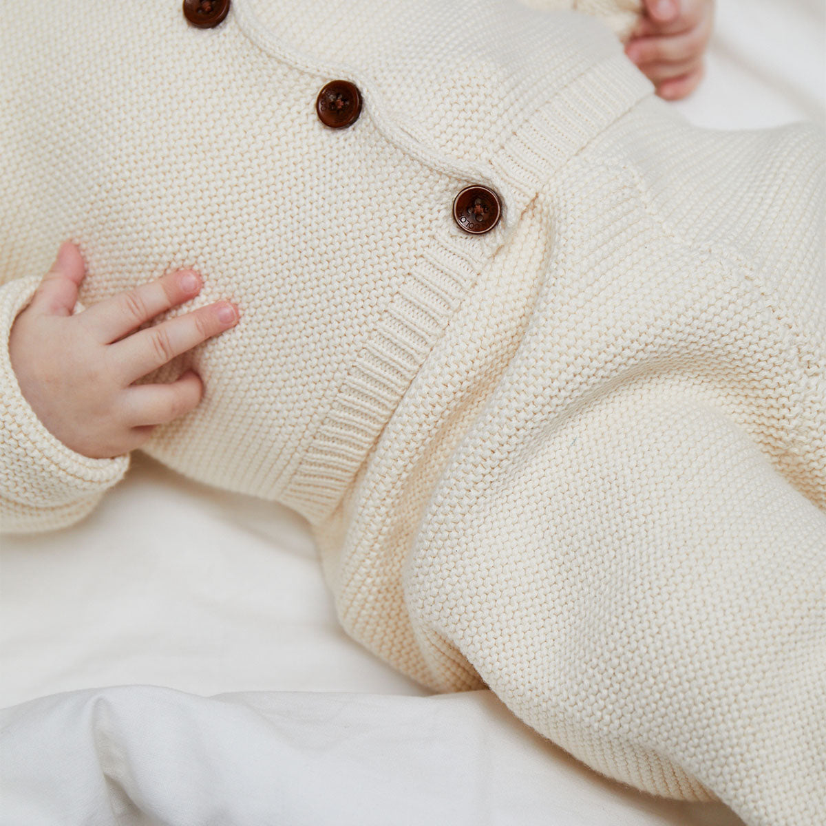 Houd je kindje lekker warm met dit classic baby katoen kabelgebreid vestje in cream van het merk Copenhagen Colors. Dit prachtige vestje is gemaakt van 100% katoen. Je voelt dat het vestje gemaakt is van hoge kwaliteit materialen. VanZus