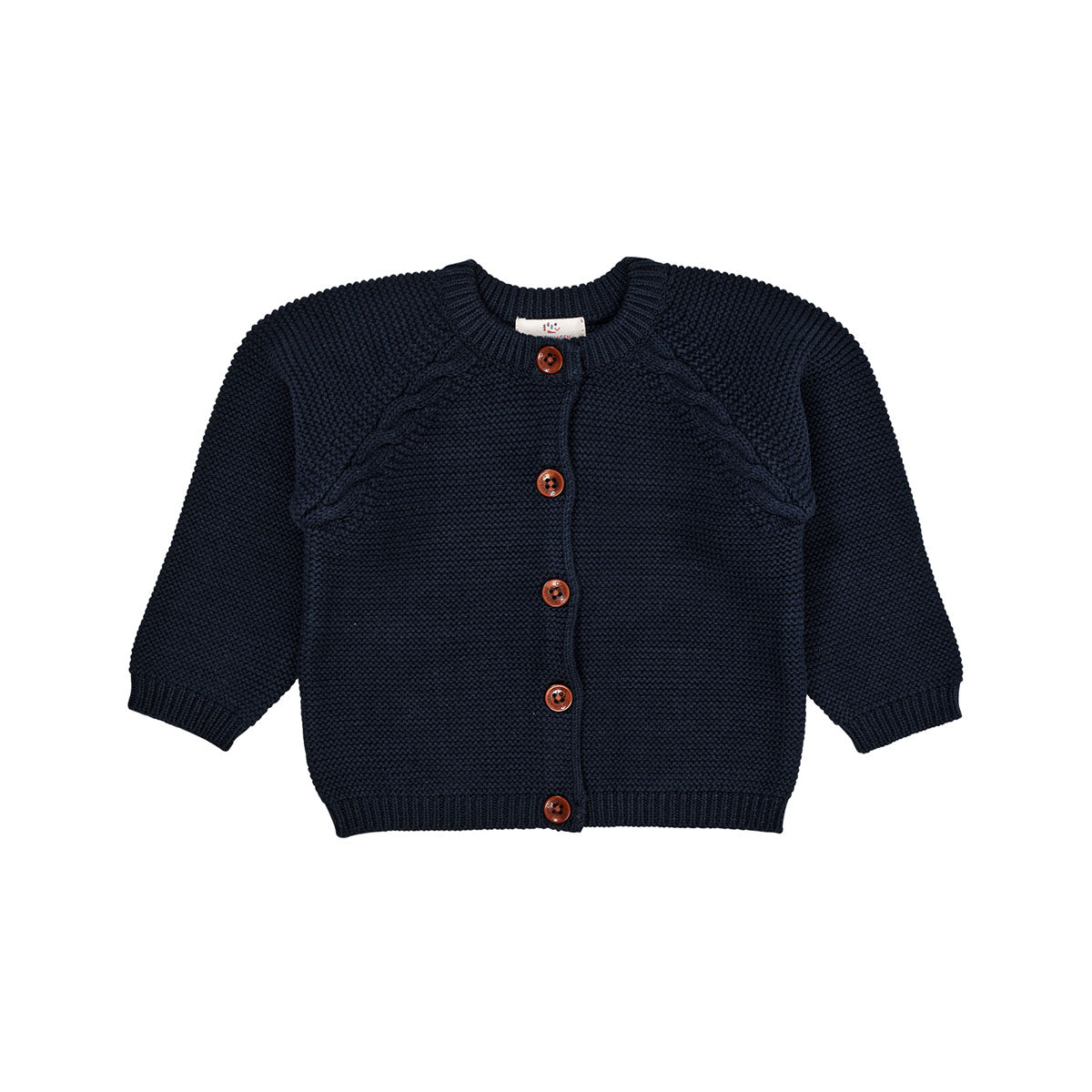 Houd je kindje lekker warm met dit classic baby katoen kabelgebreid vestje in navy van het merk Copenhagen Colors. Dit prachtige vestje is gemaakt van 100% katoen. Je voelt dat het vestje gemaakt is van hoge kwaliteit materialen. VanZus