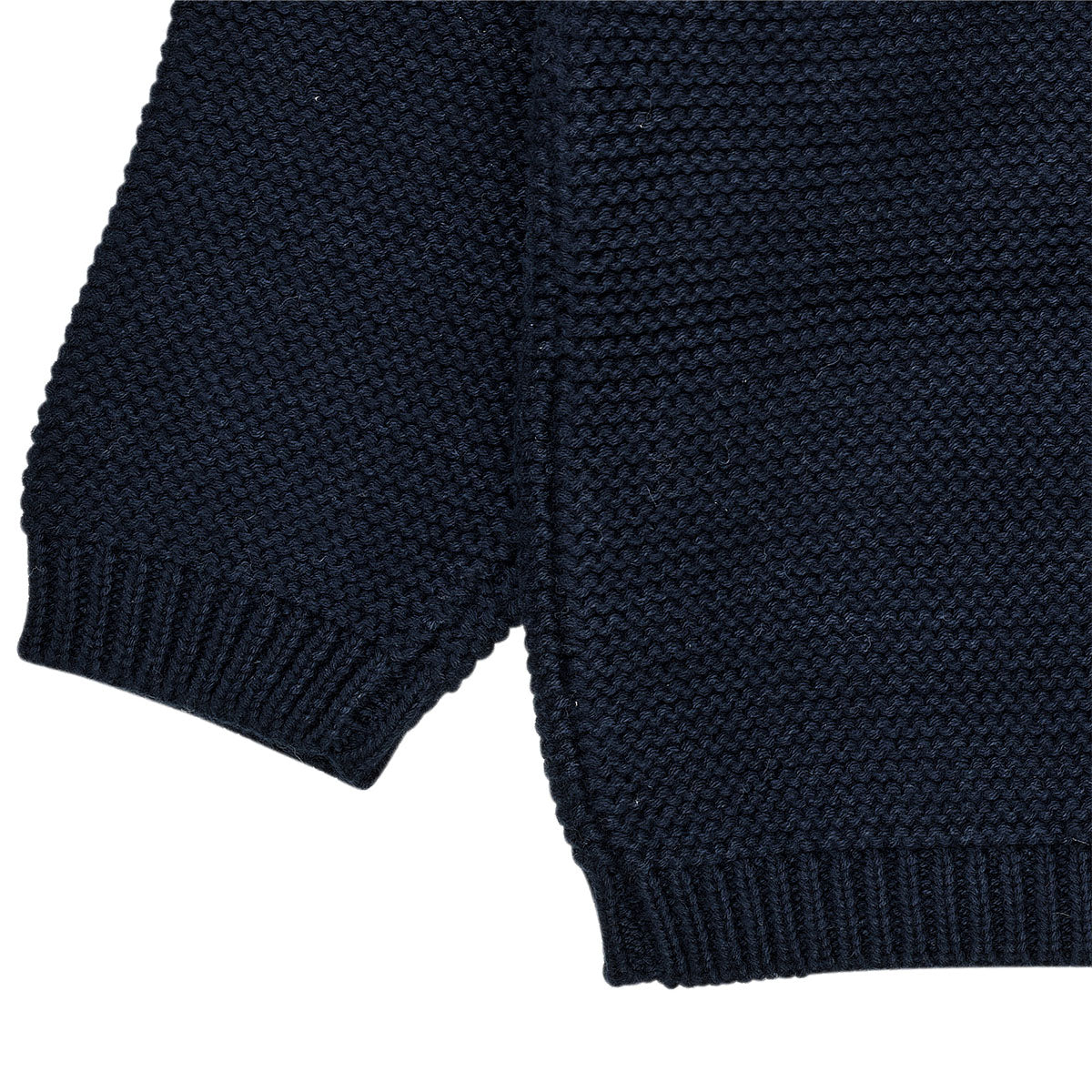 Houd je kindje lekker warm met dit classic baby katoen kabelgebreid vestje in navy van het merk Copenhagen Colors. Dit prachtige vestje is gemaakt van 100% katoen. Je voelt dat het vestje gemaakt is van hoge kwaliteit materialen. VanZus