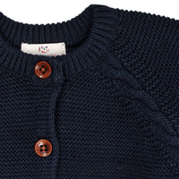 Houd je kindje lekker warm met dit classic baby katoen kabelgebreid vestje in navy van het merk Copenhagen Colors. Dit prachtige vestje is gemaakt van 100% katoen. Je voelt dat het vestje gemaakt is van hoge kwaliteit materialen. VanZus