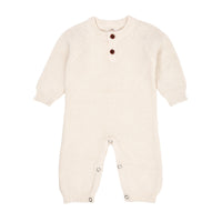 Deze classic katoen gebreide onesie cream van het merk Copenhagen Colors is de ideale onesie voor jouw kleine spruit. Deze onesie is ontzettend zacht. De onesie is namelijk gemaakt van 100% organisch katoen. VanZus