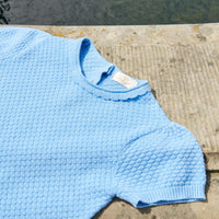 Een hippe basic: het gebreide t-shirt sky blue van het merk Copenhagen Colors. Luxe uitstraling, zacht katoen en met mooi gestreept design. Ook in de variant navy/cream en dusty rose. VanZus