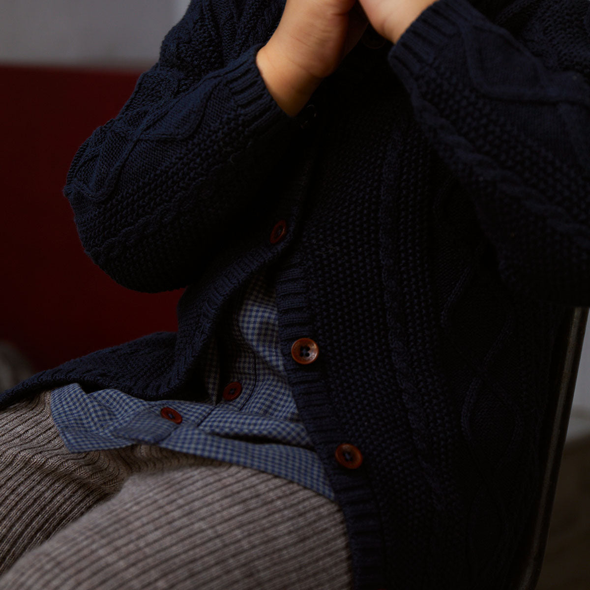 Houd je kindje lekker warm met dit gebreide vest in de kleur navy van het merk Copenhagen Colors. Dit prachtige vestje is gemaakt van 100% katoen. Je voelt dat het vestje gemaakt is van hoge kwaliteit materialen. VanZus