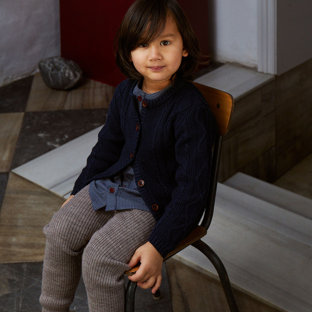 Houd je kindje lekker warm met dit gebreide vest in de kleur navy van het merk Copenhagen Colors. Dit prachtige vestje is gemaakt van 100% katoen. Je voelt dat het vestje gemaakt is van hoge kwaliteit materialen. VanZus