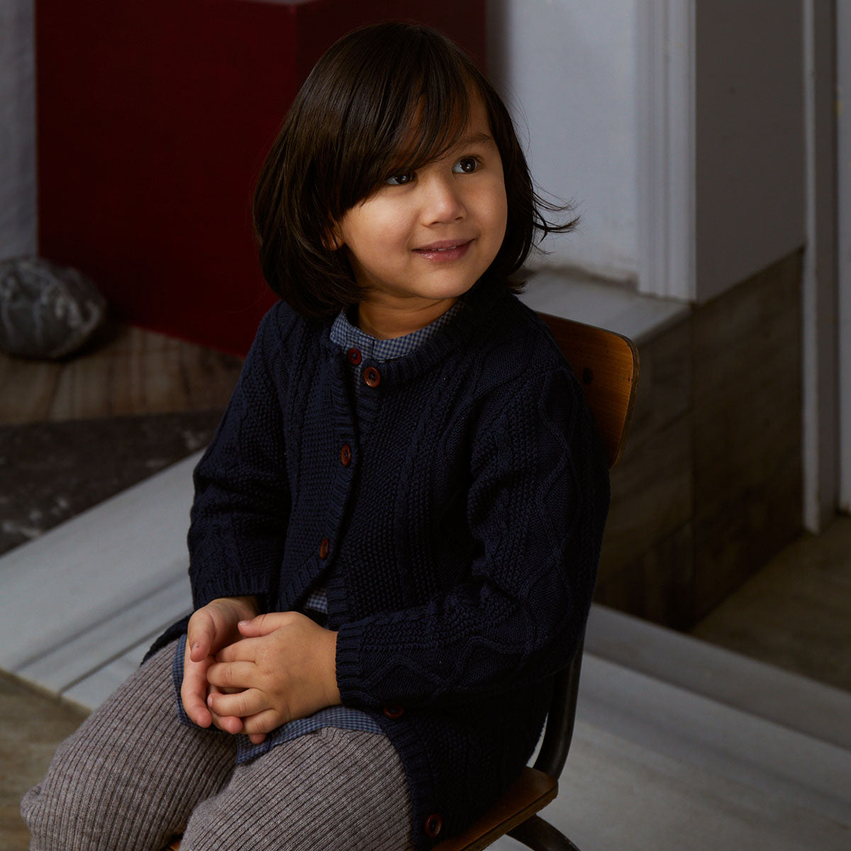 Houd je kindje lekker warm met dit gebreide vest in de kleur navy van het merk Copenhagen Colors. Dit prachtige vestje is gemaakt van 100% katoen. Je voelt dat het vestje gemaakt is van hoge kwaliteit materialen. VanZus