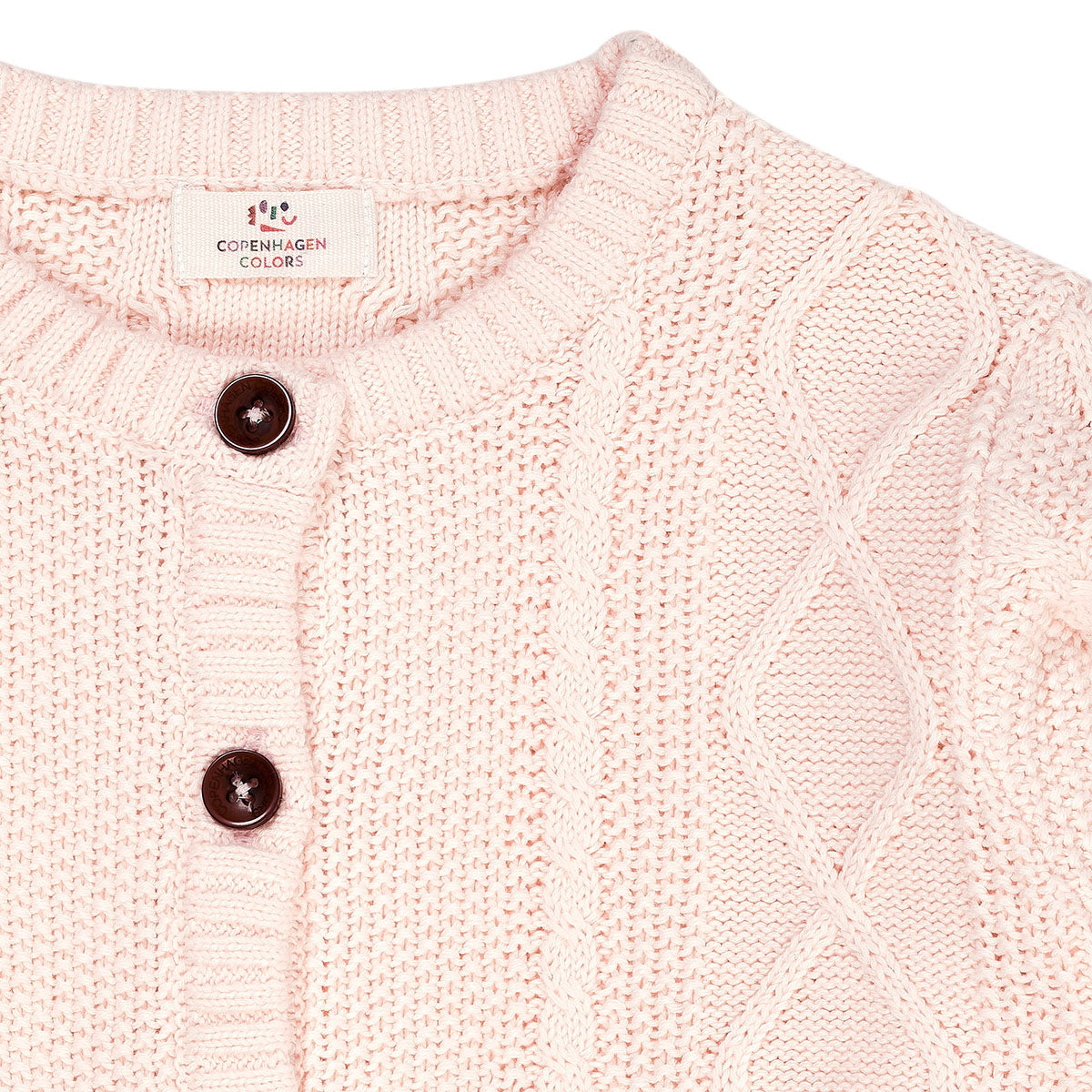 Houd je kindje lekker warm met dit gebreide vest in de kleur soft pink van het merk Copenhagen Colors. Dit prachtige vestje is gemaakt van 100% katoen. Je voelt dat het vestje gemaakt is van hoge kwaliteit materialen. VanZus