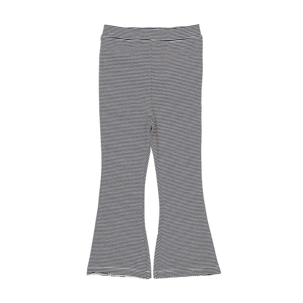 Deze hippe gestreepte flare broek in de kleur navy/cream stripe van het merk Copenhagen Colors is toch te schattig? Deze broek ziet er niet alleen geweldig uit, maar zit ook heel lekker. De broek is namelijk gemaakt van 100% katoen. VanZus