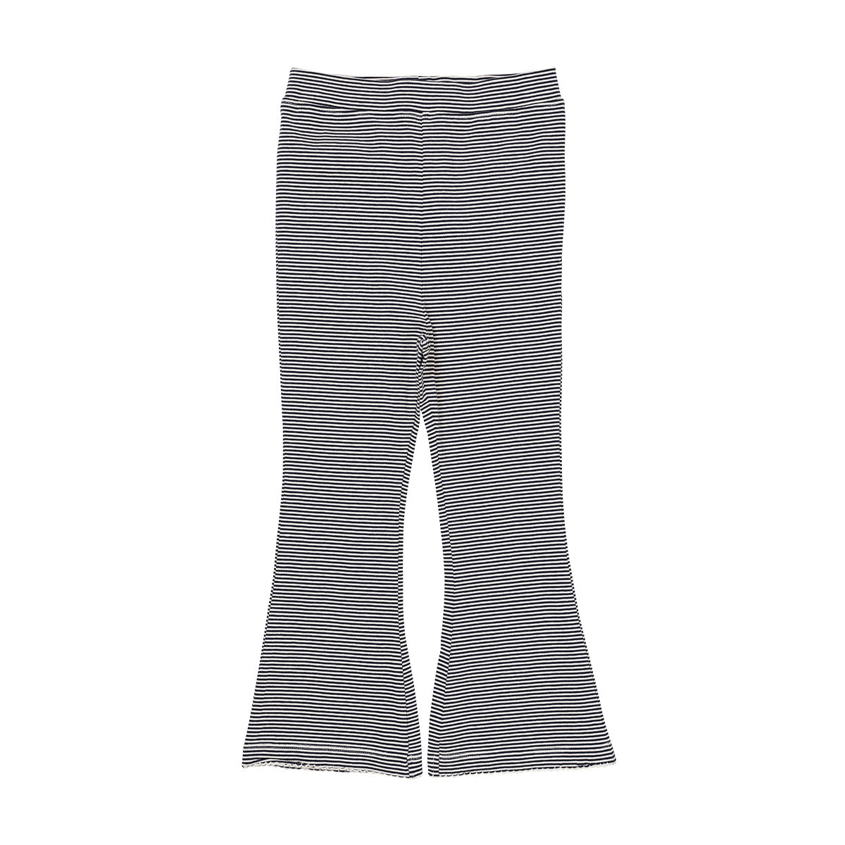 Deze hippe gestreepte flare broek in de kleur navy/cream stripe van het merk Copenhagen Colors is toch te schattig? Deze broek ziet er niet alleen geweldig uit, maar zit ook heel lekker. De broek is namelijk gemaakt van 100% katoen. VanZus