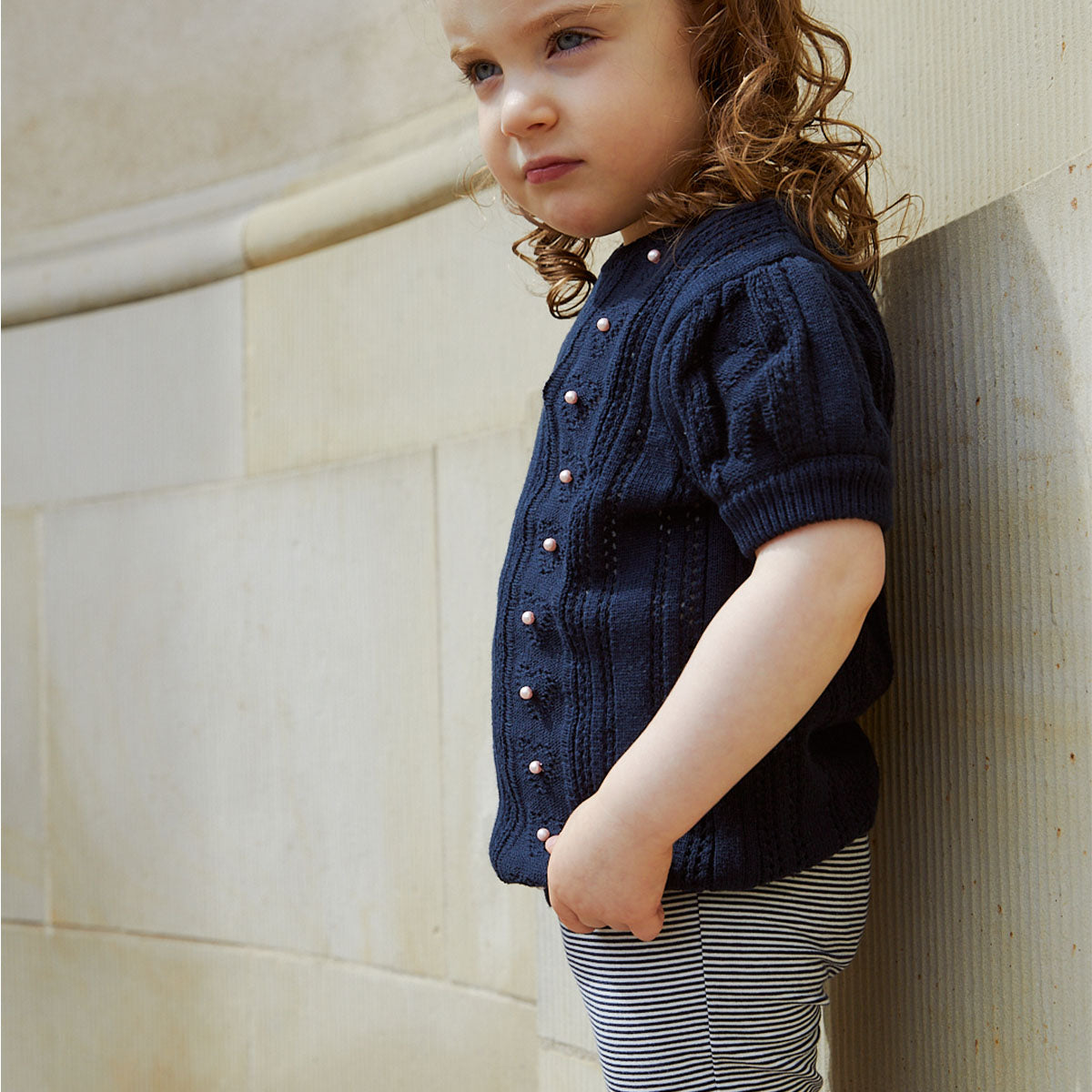 Deze hippe gestreepte flare broek in de kleur navy/cream stripe van het merk Copenhagen Colors is toch te schattig? Deze broek ziet er niet alleen geweldig uit, maar zit ook heel lekker. De broek is namelijk gemaakt van 100% katoen. VanZus