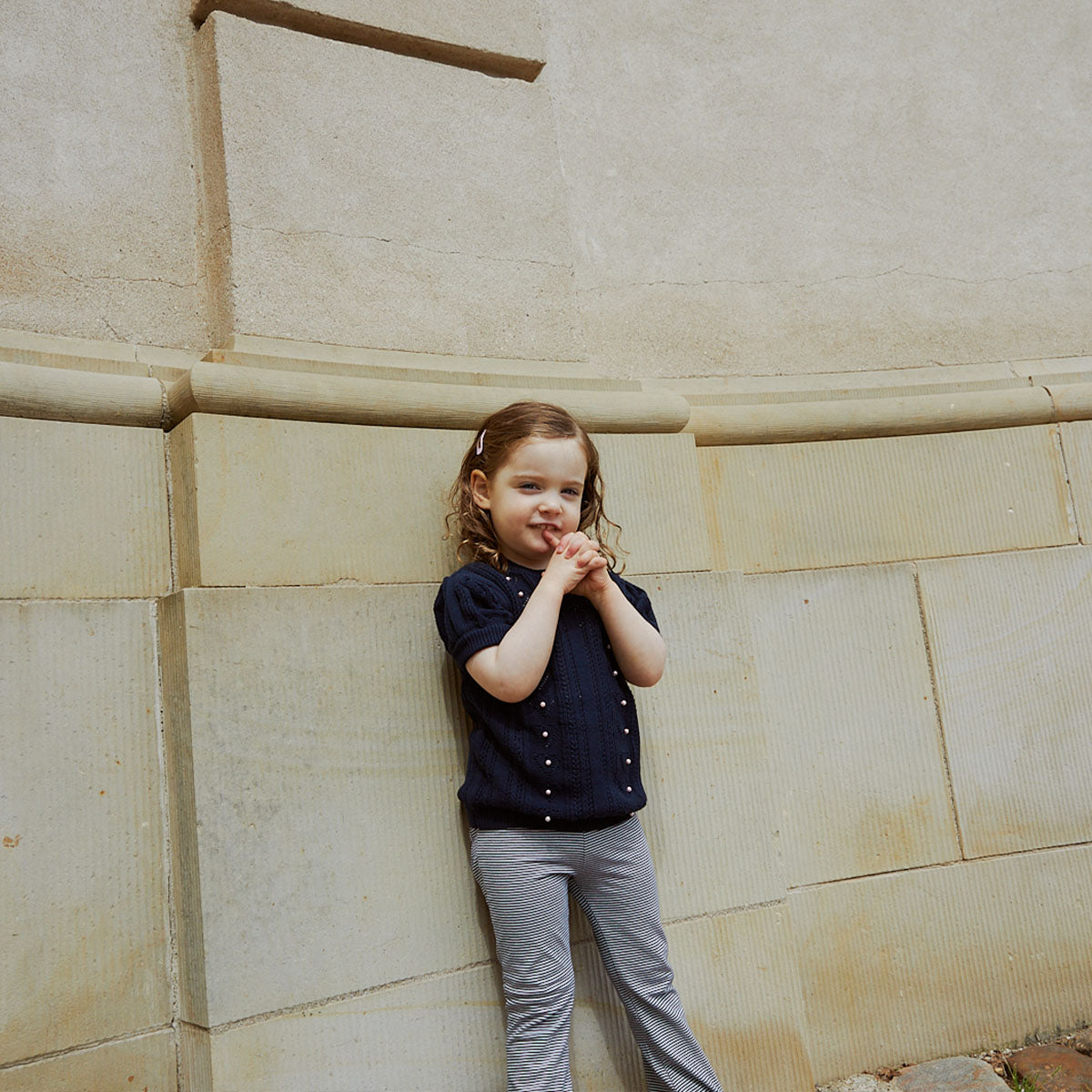 Deze hippe gestreepte flare broek in de kleur navy/cream stripe van het merk Copenhagen Colors is toch te schattig? Deze broek ziet er niet alleen geweldig uit, maar zit ook heel lekker. De broek is namelijk gemaakt van 100% katoen. VanZus