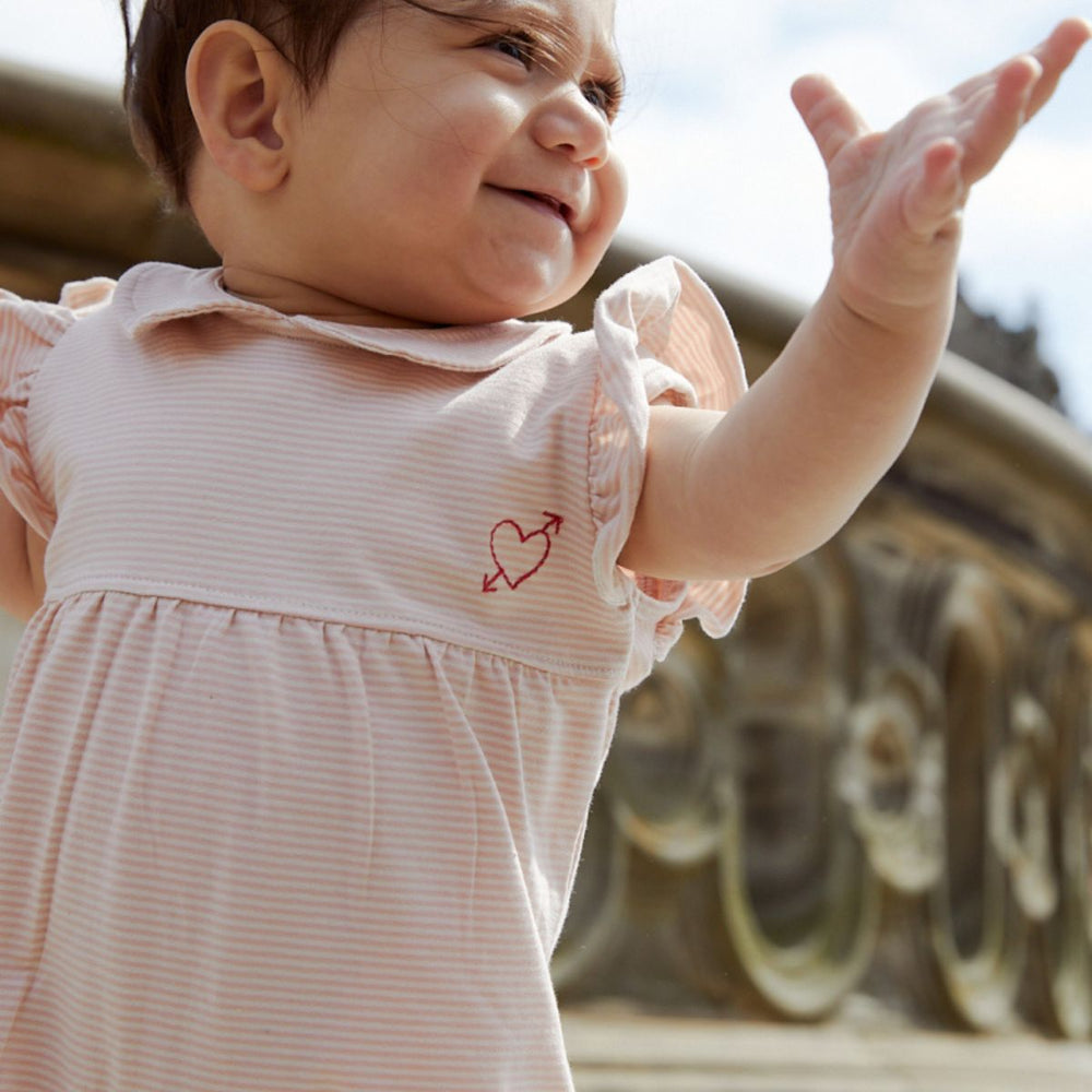 Het Copenhagen Colors girly rompertje in de kleur dusty rose/cream stripe is een super schattig pakje voor kleine meiden. Het pakje is gemaakt van biologisch katoen en daardoor heerlijk zacht en ademend. VanZus.