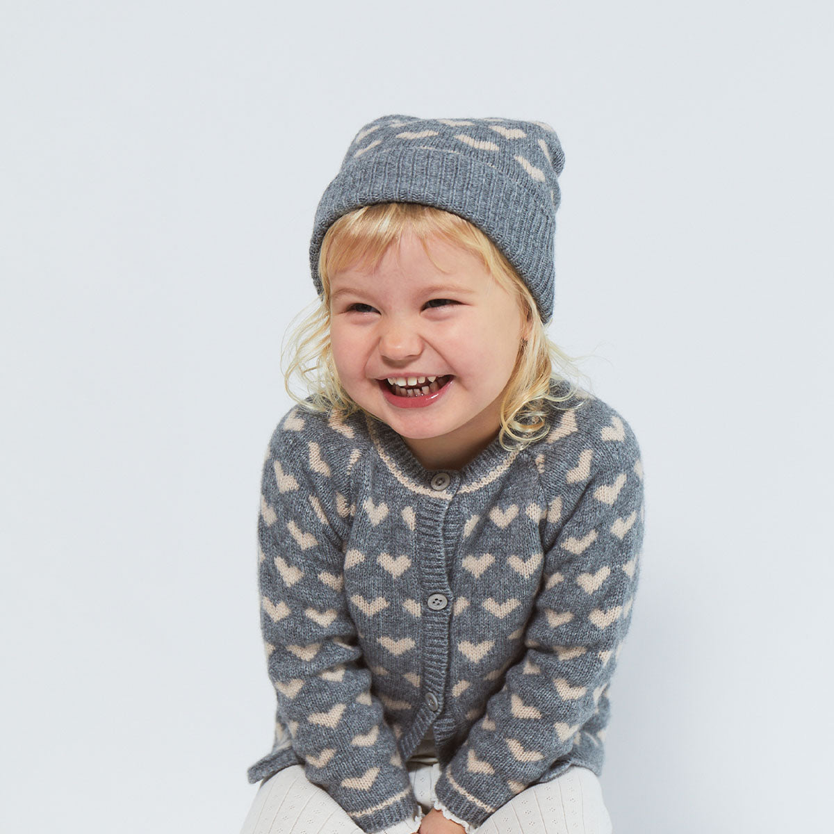 Een warm koppie en warme oortjes én er ook nog stylish uitzien? Dat komt helemaal goed met deze kasjmier beanie muts hearts & pompom in de kleur grey melange/taupe van het merk Copenhagen Colors. VanZus