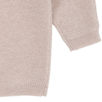 Houd je kindje lekker warm met dit kasjmier classic baby vestje in de kleur beige van het merk Copenhagen Colors. Dit prachtige vestje is gemaakt van kasjmier. Vanzus