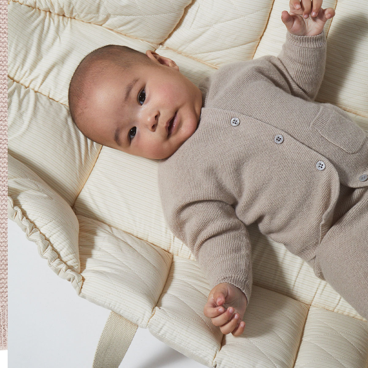 Houd je kindje lekker warm met dit kasjmier classic baby vestje in de kleur beige van het merk Copenhagen Colors. Dit prachtige vestje is gemaakt van kasjmier. Vanzus