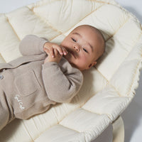 Houd je kindje lekker warm met dit kasjmier classic baby vestje in de kleur beige van het merk Copenhagen Colors. Dit prachtige vestje is gemaakt van kasjmier. Vanzus