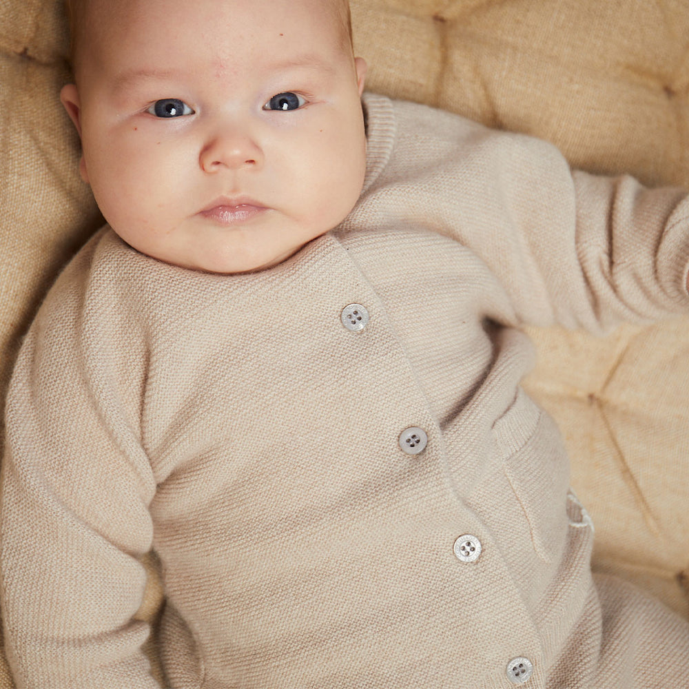 Houd je kindje lekker warm met dit kasjmier classic baby vestje in de kleur beige van het merk Copenhagen Colors. Dit prachtige vestje is gemaakt van kasjmier. Vanzus