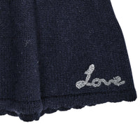 Hoe schattig is deze kasjmier rok in de kleur navy van het merk Copenhagen Colors? Je kindje zal zeker ook verliefd worden op deze rok, net als jij. Niet alleen staat dit rokje superleuk, hij zit namelijk ook heel lekker! VanZus