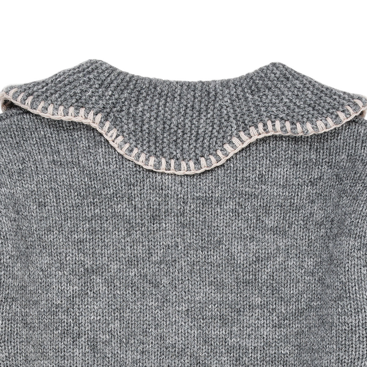 Houd je kindje lekker warm met dit kasjmie vestje met kraag in de kleur grey melange van het merk Copenhagen Colors. Dit prachtige vestje is gemaakt van kasjmier. Je voelt dat het vestje gemaakt is van hoge kwaliteit materialen. VanZus