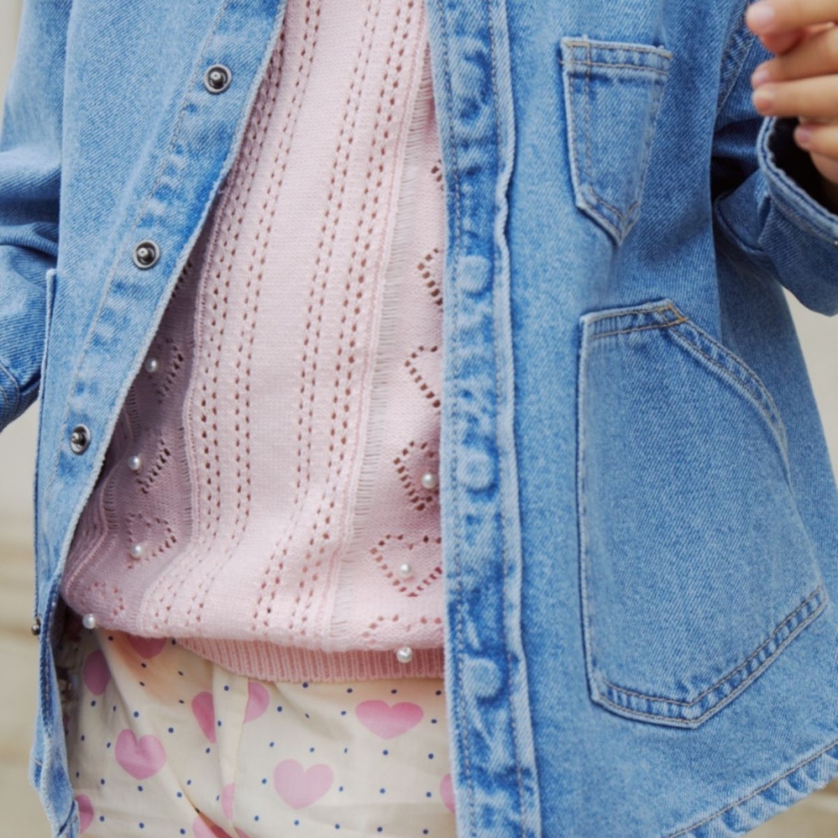 Het Copenhagen Colors knit pointelle shirt pearls in de kleur ballerina comb is een prachtig shirtje voor zoete meiden. Het shirtje ziet er erg mooi uit dankzij het gebreide patroon en de pareltjes. VanZus.