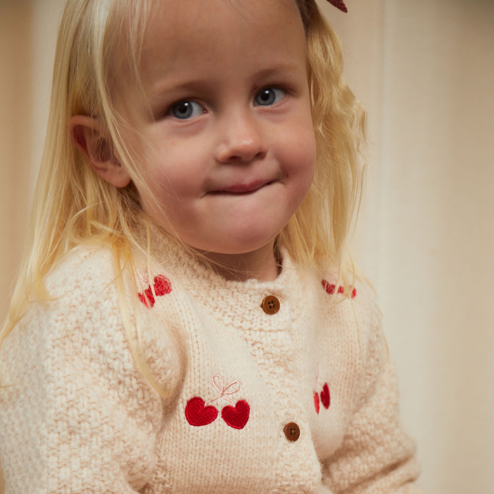 Dit lamswollen vestje bow in de kleur cream van het merk Copenhagen Colors is niet zomaar een vestje! Dit leuke vest is namelijk mega schattig om te zien. Ook houdt dit vestje je kindje heerlijk warm. Het vest is namelijk gemaakt van lamswol. VanZus