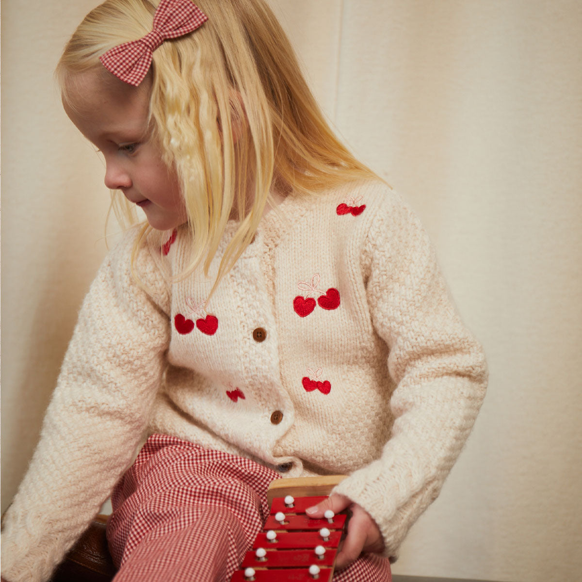 Dit lamswollen vestje bow in de kleur cream van het merk Copenhagen Colors is niet zomaar een vestje! Dit leuke vest is namelijk mega schattig om te zien. Ook houdt dit vestje je kindje heerlijk warm. Het vest is namelijk gemaakt van lamswol. VanZus