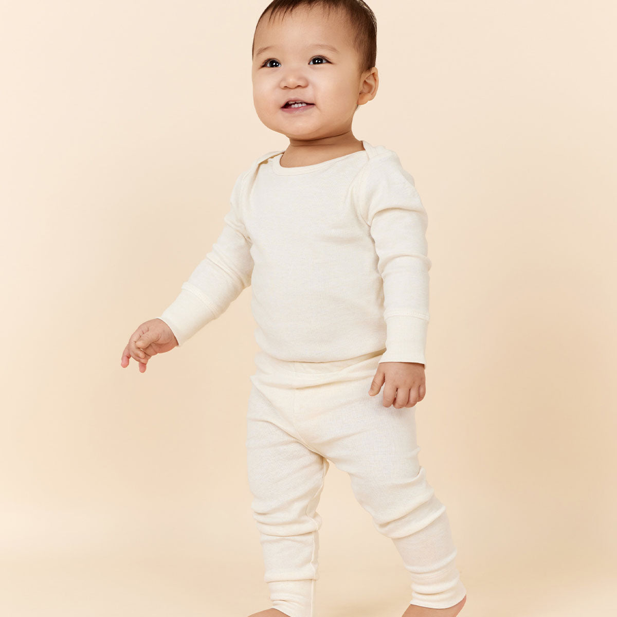 Deze heerlijke zachte legging in de kleur cream melange voelt voor je kleintje als een tweede huid, zo zacht voelt deze legging aan. De legging heeft een mooie beige kleur en is de ideale basic om comfortabele en stijlvolle outfits mee samen te stellen.VanZus